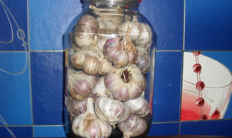 Freezing is one of the options for storing garlic