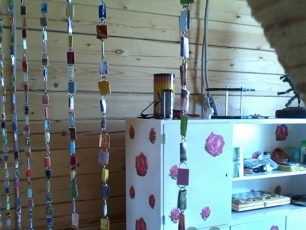 The use of curtains from paper clips and postcards