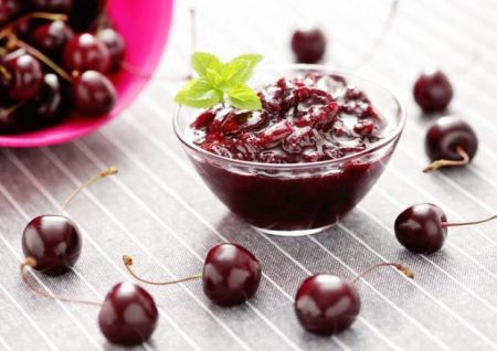 A delicious recipe for cherry jam with pits for the winter