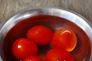 Washing tomatoes