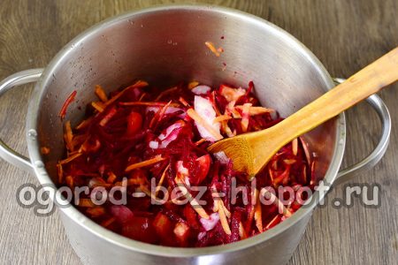 combine all the vegetables in a pan