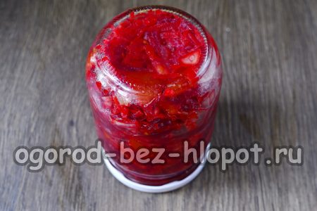 close the jars of salad