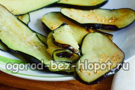 grease with filling and roll into rolls