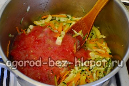 Pour mashed potatoes into vegetables