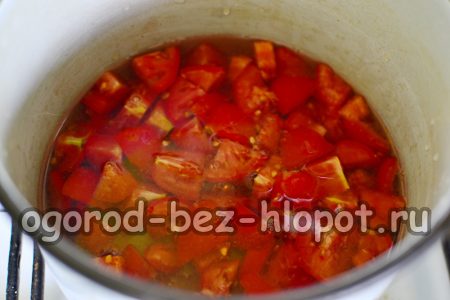 rajčice u vodi u tavi