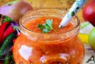adjika s jabukama, rajčicom, mrkvom i paprikom