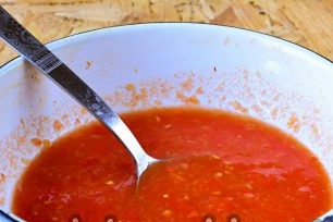 wash the tomatoes and scroll them in a meat grinder