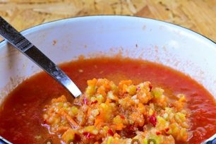 chop the carrot, bell pepper, apples, chili and garlic in a meat grinder