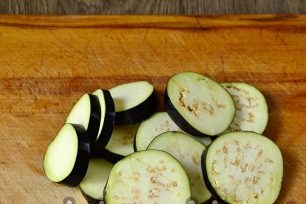 cut eggplant in circles