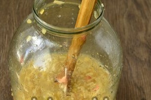 add apples to the jar