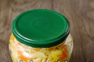 stavite u čiste sterilizirane staklenke i čvrsto zatvorite poklopce