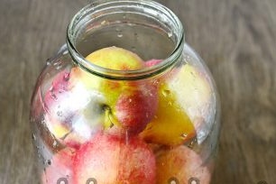 apples in jars