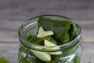 the next layer spread peeled garlic cloves, black and allspice peas