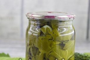 roll the jar with a sterilized lid, turn it over, check for fluid leakage