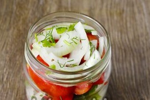 jars on the bottom we spread pepper with peas, after onions, herbs, tomatoes, alternate everything and add vegetable oil