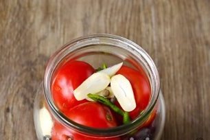drain the jar infusion and add garlic to the tomatoes