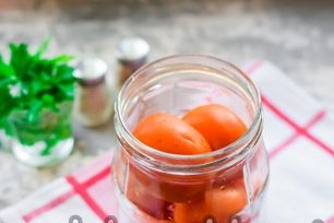 fill the jar with tomatoes, shake it several times, so that the tomatoes lie denser to each other