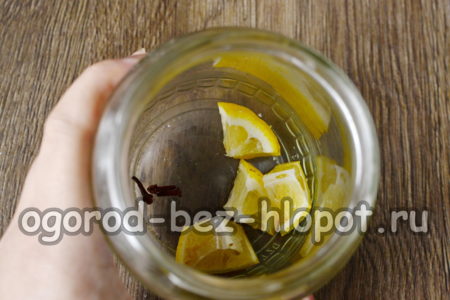 put lemon and cloves in a jar