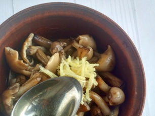 pour vinegar