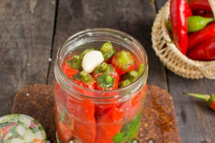fill the jar with pepper and garlic