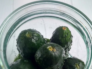 put cucumbers in a jar