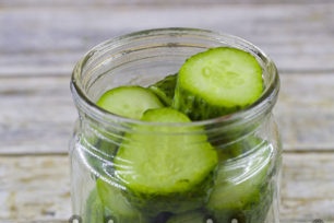 put cucumbers in a jar