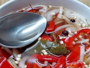 pour vinegar