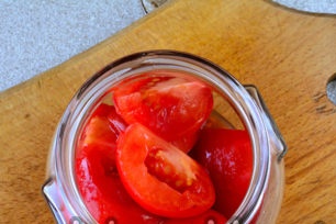 put tomatoes in a jar