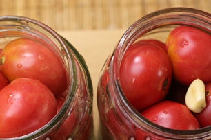 fill cans with tomatoes