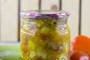 Salata od tikvica, rajčice, papra, mrkve i luka