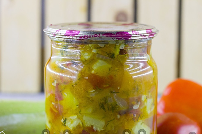 Salata od tikvica, rajčice, papra, mrkve i luka