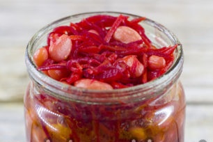 fill the jars with salad