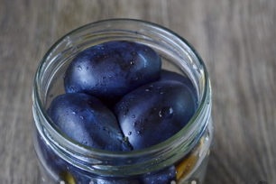 Fill the jar with plums