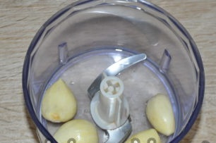 chop the garlic