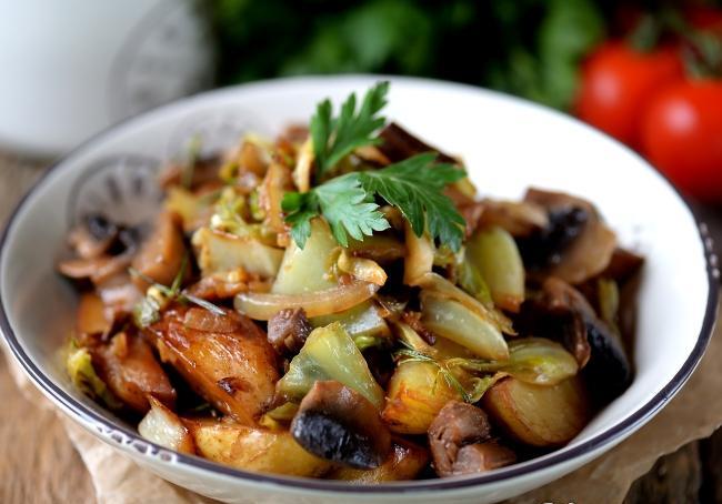 Potatoes with mushrooms and onions