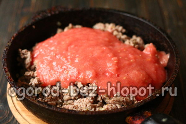pour the tomato into the pan