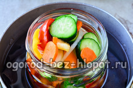put the salad in jars