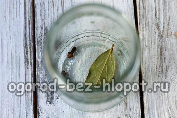 put spices in a jar