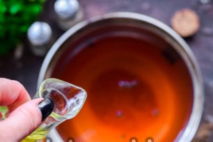 pour oil and vinegar