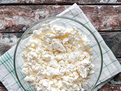 pour cottage cheese on a plate