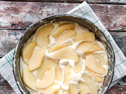 put the dough and apples in the form