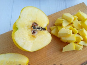 cut quince into slices