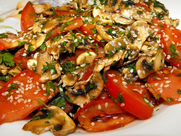 Salad with mushrooms, sesame seeds and tomatoes