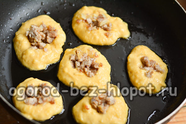 put potato mass and filling