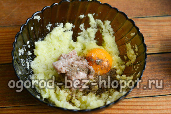 add minced meat, egg and spices