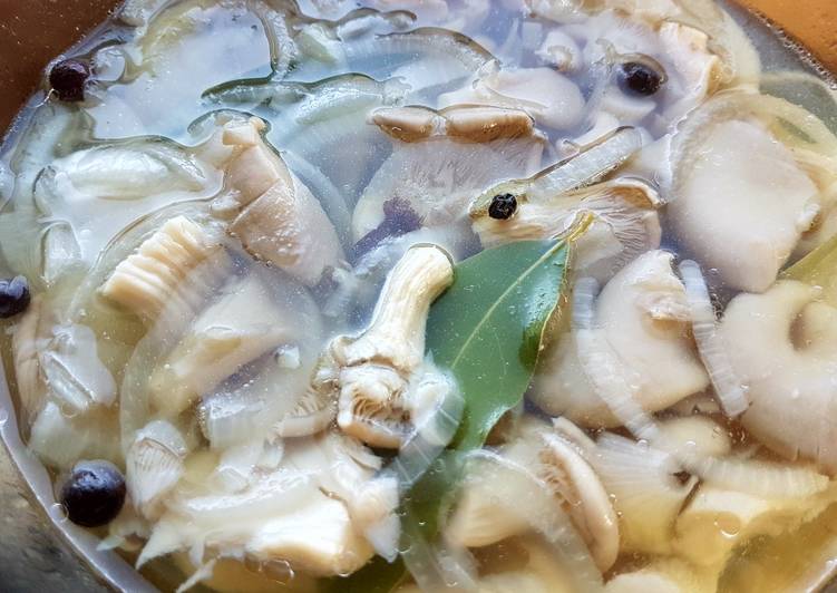 Oyster mushrooms with cloves