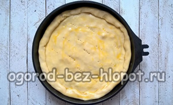 kolač namažite žumanjkom