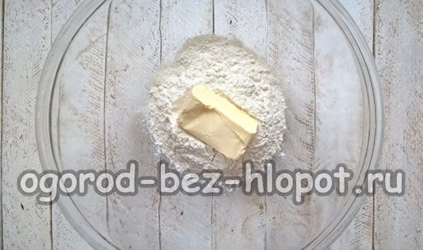sipati brašno, staviti maslac