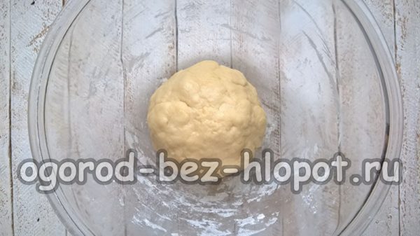 razvaljajte tijesto u kuglu