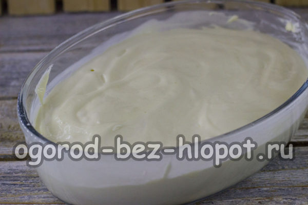 put apples in a form, pour dough